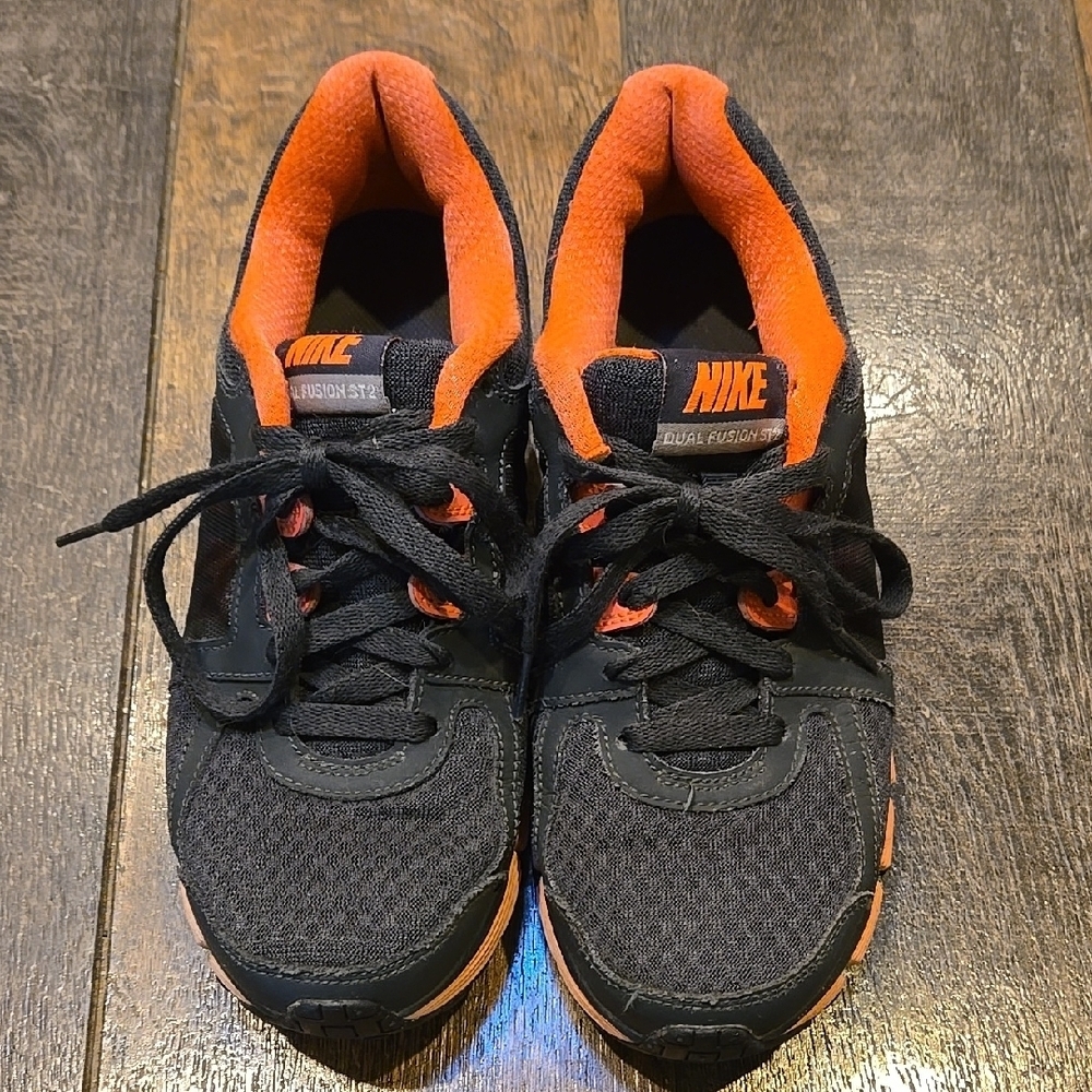 Nike Black and Coral Athletic Shoes - Picture 4 of 7